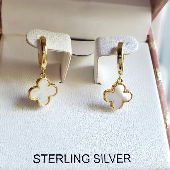 Rachel Zoe Huggie Clover Quatrefoil Gold Mother of Pearl Earrings - Picture 1 of 5